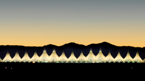 USA Denver Airport Dämmerung Zeltterminal vor Rockies Foto iStock Twilight Productions